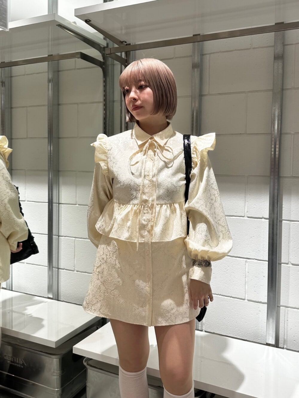 レッド系のドレスシューズ、ホワイト系のその他パンツ、ホワイト系のシャツ/ブラウスを着用したレディースの冬コーディネートの6枚目の写真