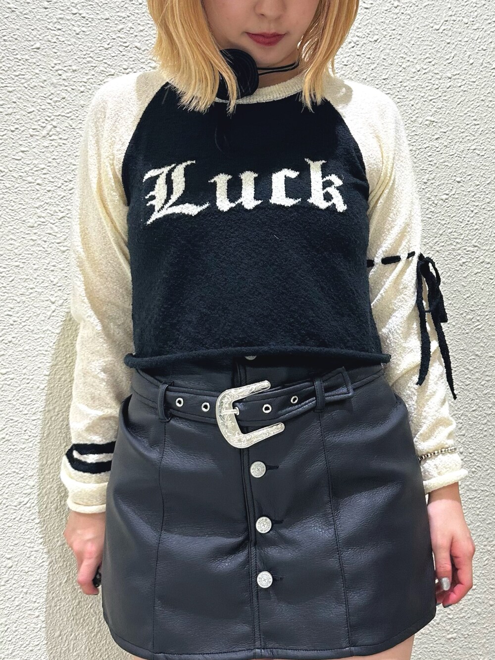 ブルー系のブーツ、ブラック系のスカート、ブラック系のニット/セーターを着用したレディースの夏コーディネートの10枚目の写真