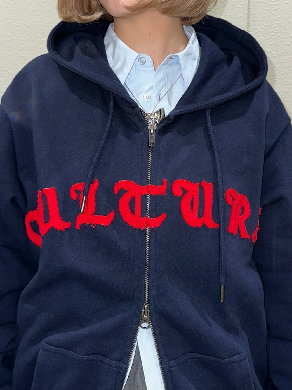 グレー系のスカート、ブルー系のシャツ/ブラウス、レッド系のローファーを着用したレディースの冬コーディネートの7枚目の写真