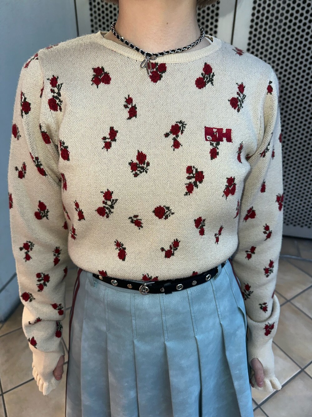 ホワイト系のニット/セーター、ブルー系のスカート、ブラック系のブーツを着用したレディースの冬コーディネートの6枚目の写真