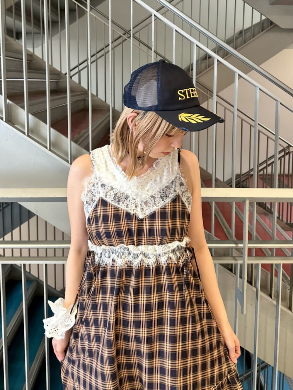 ブラウン系のブーツ、ブルー系のワンピース、ホワイト系のタンクトップを着用したレディースの夏コーディネートの5枚目の写真