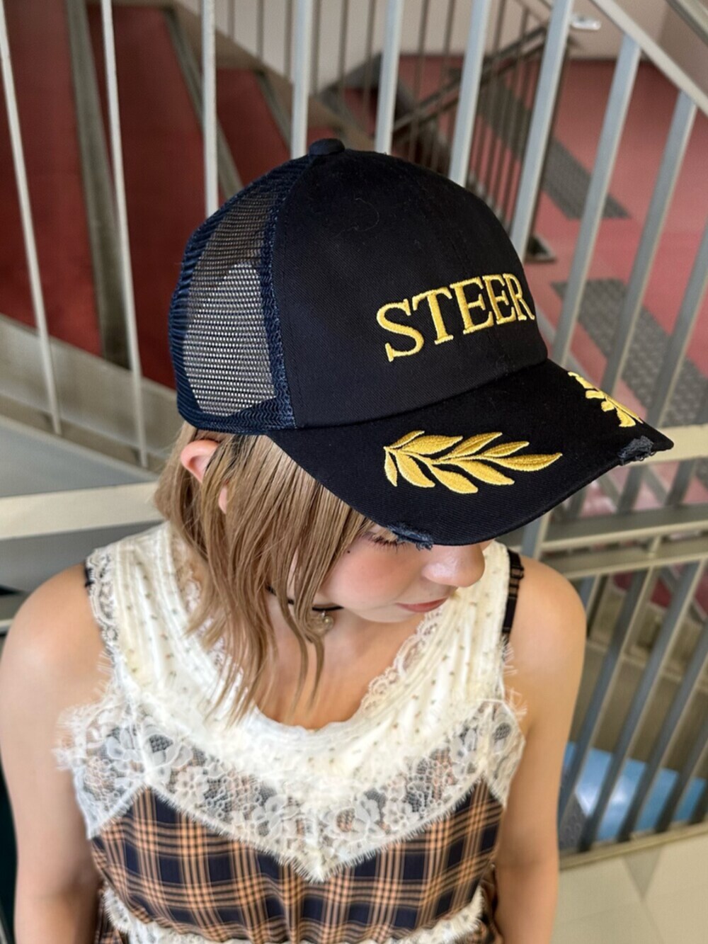 ブラウン系のブーツ、ブルー系のワンピース、ホワイト系のタンクトップを着用したレディースの夏コーディネートの9枚目の写真