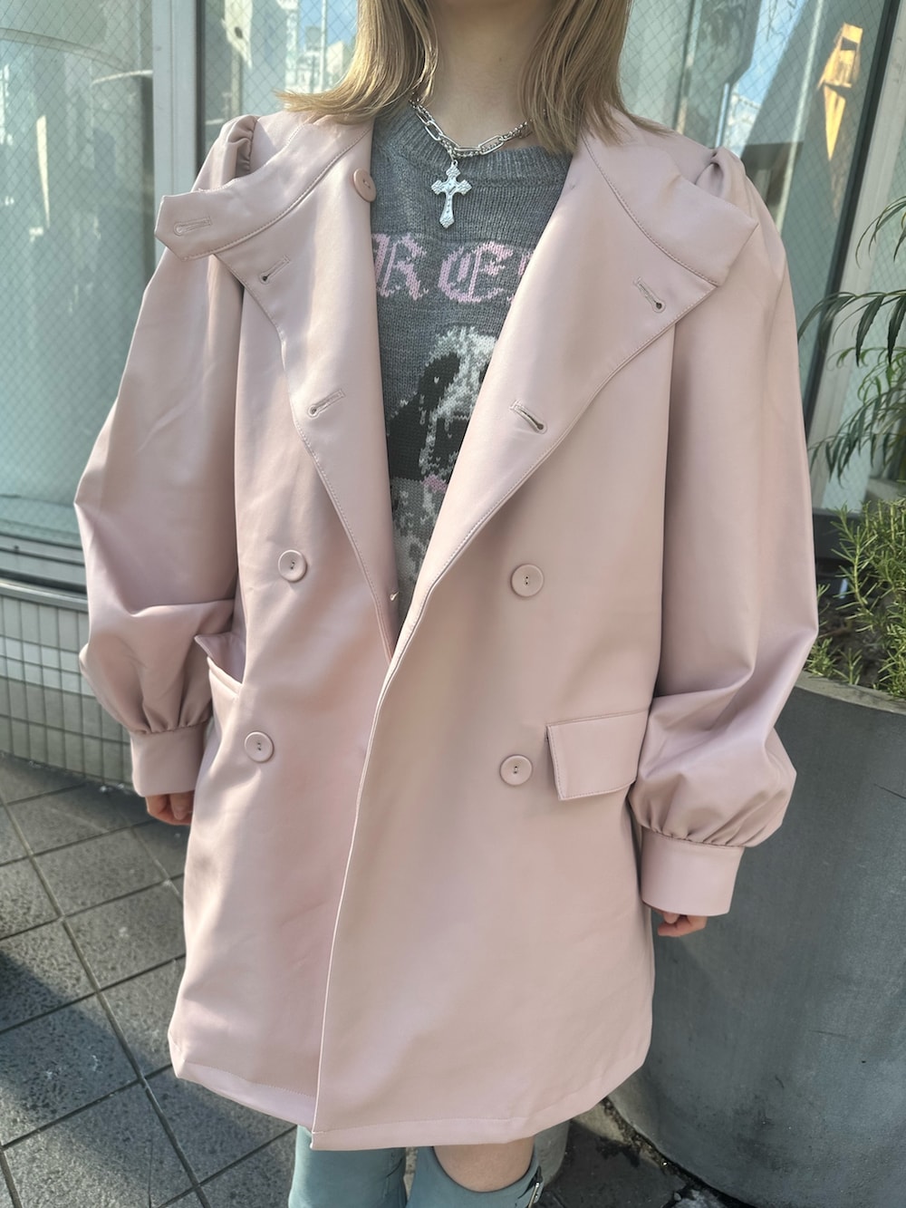 ピンク系のその他アウター、グレー系のニット/セーター、ブラック系のスカートを着用したレディースの冬コーディネートの8枚目の写真