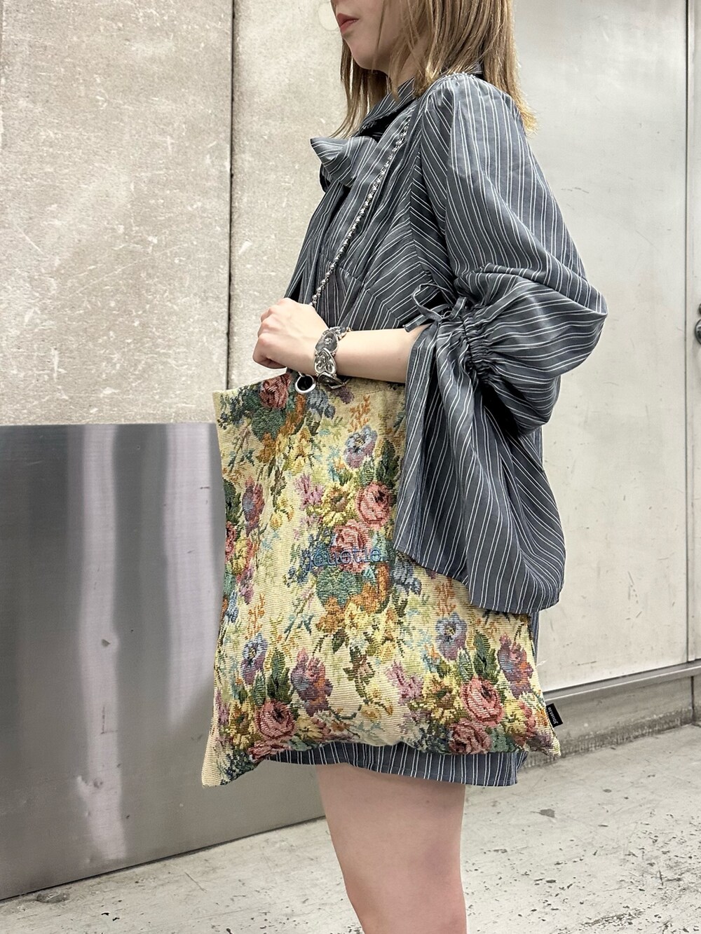 グレー系のシャツ/ブラウス、その他のトートバッグ、ブルー系のブーツを着用したレディースの夏コーディネートの8枚目の写真