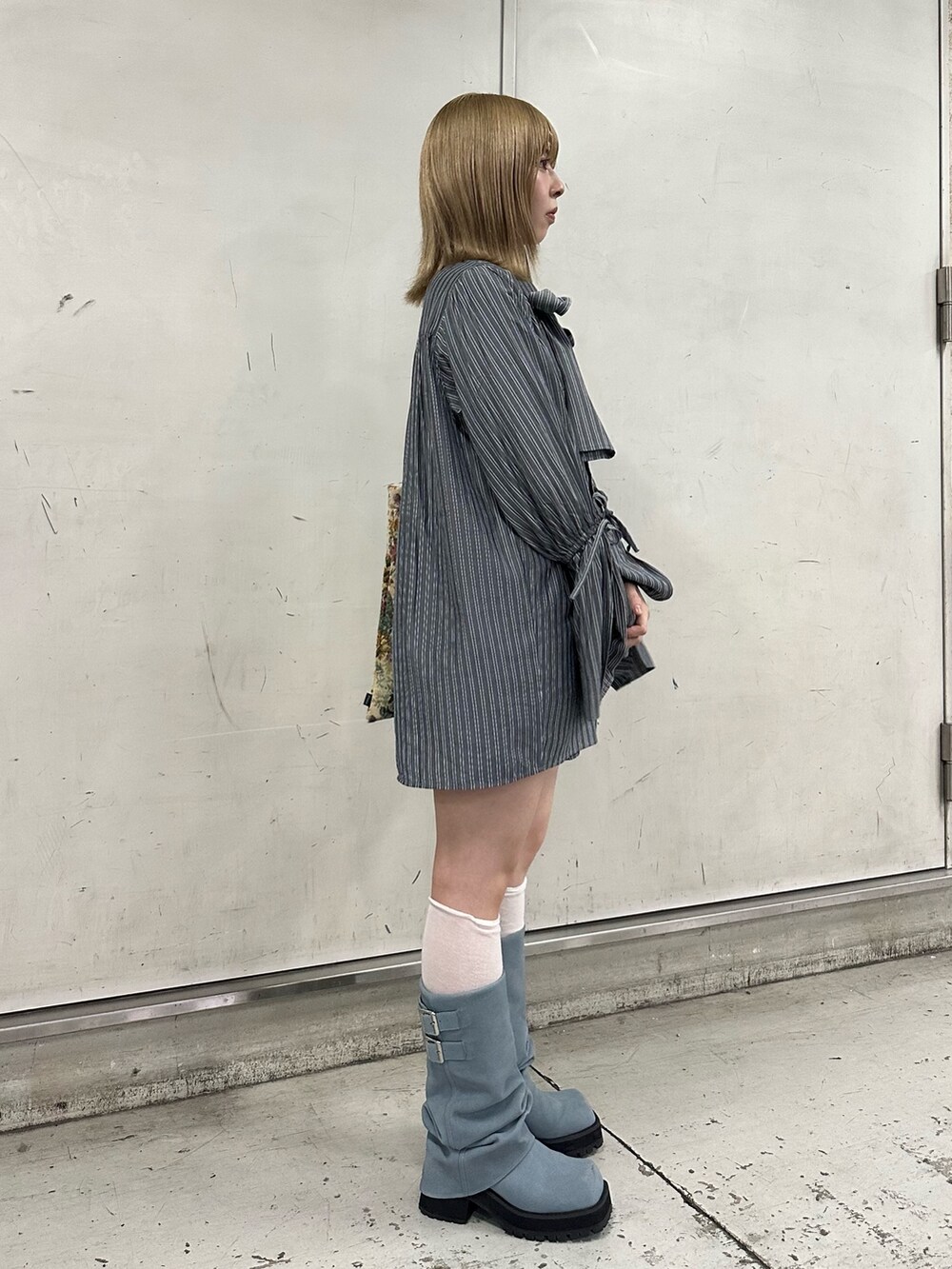 グレー系のシャツ/ブラウス、その他のトートバッグ、ブルー系のブーツを着用したレディースの夏コーディネートの4枚目の写真