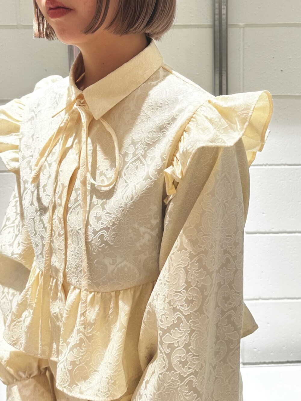 レッド系のドレスシューズ、ホワイト系のその他パンツ、ホワイト系のシャツ/ブラウスを着用したレディースの冬コーディネートの8枚目の写真