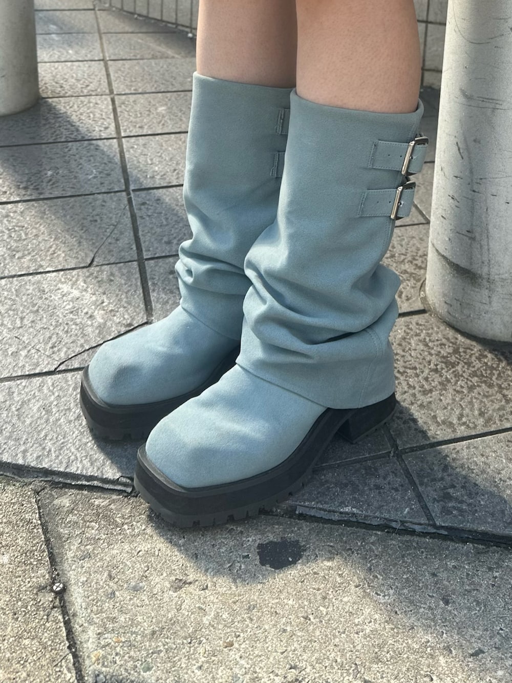 ピンク系のその他アウター、グレー系のニット/セーター、ブラック系のスカートを着用したレディースの冬コーディネートの10枚目の写真