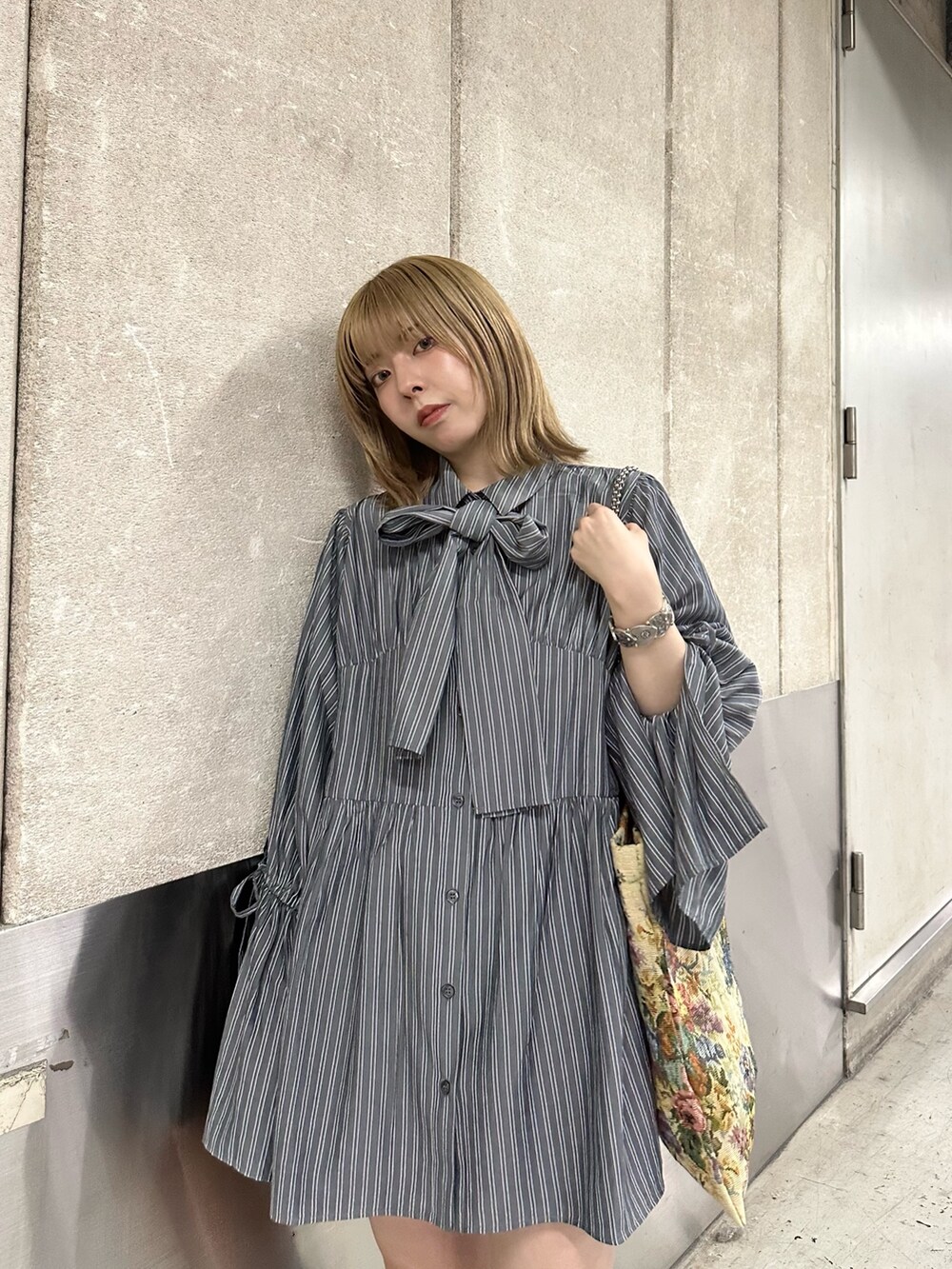 グレー系のシャツ/ブラウス、その他のトートバッグ、ブルー系のブーツを着用したレディースの夏コーディネートの5枚目の写真