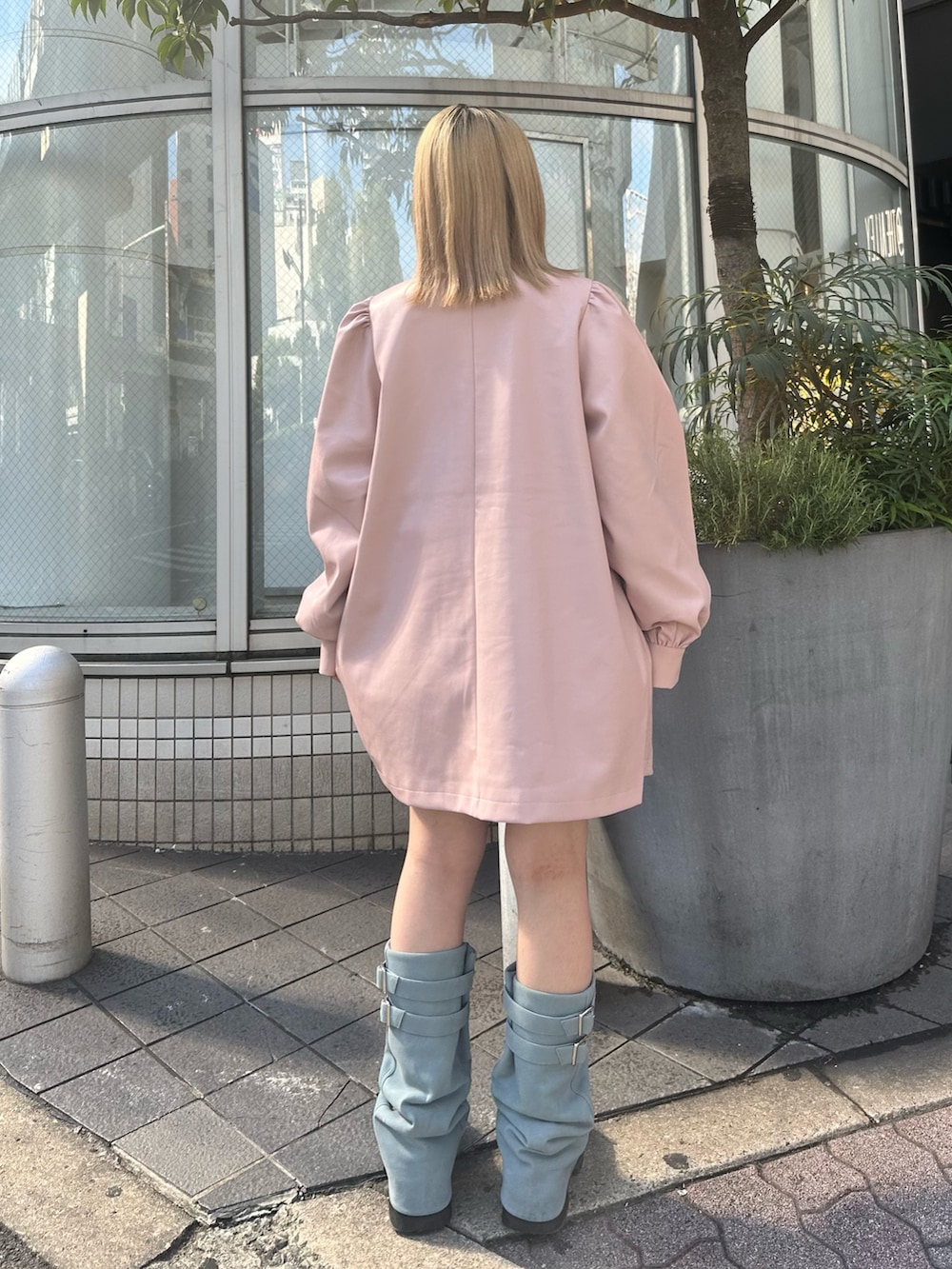 ピンク系のその他アウター、グレー系のニット/セーター、ブラック系のスカートを着用したレディースの冬コーディネートの6枚目の写真