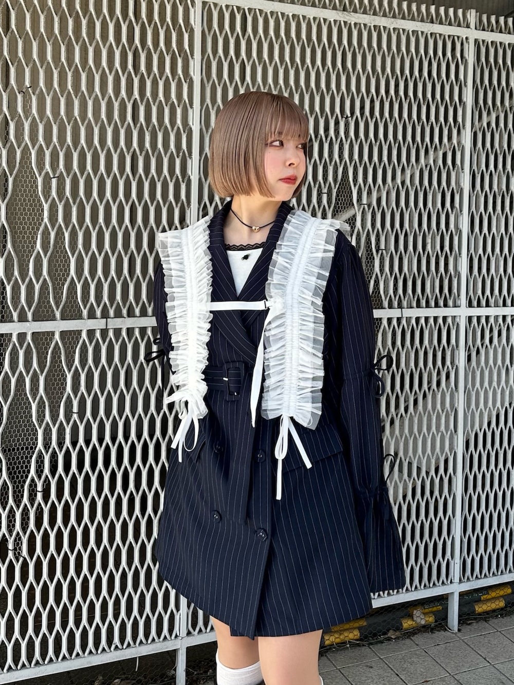 ブルー系のテーラードジャケット、ホワイト系のTシャツ/カットソー、ブラウン系のブーツを着用したレディースの冬コーディネートの7枚目の写真