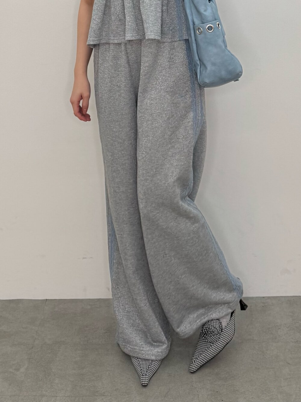 ブルー系のトートバッグ、グレー系のキャミソール、グレー系のその他パンツを着用したレディースの春コーディネートの7枚目の写真