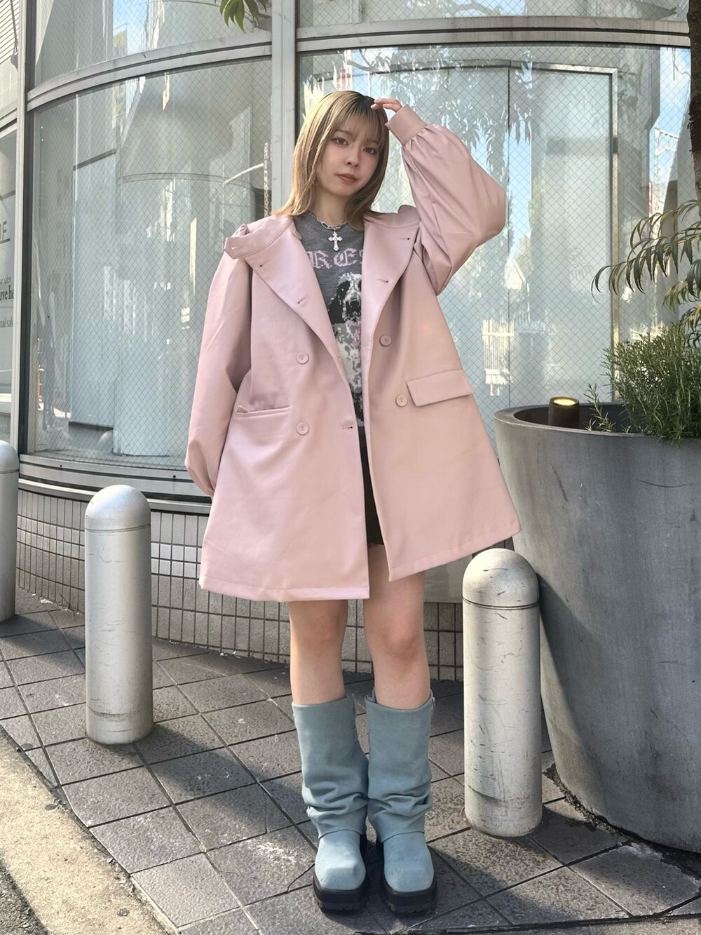 ピンク系のその他アウター、グレー系のニット/セーター、ブラック系のスカートを着用したレディースの冬コーディネートの2枚目の写真