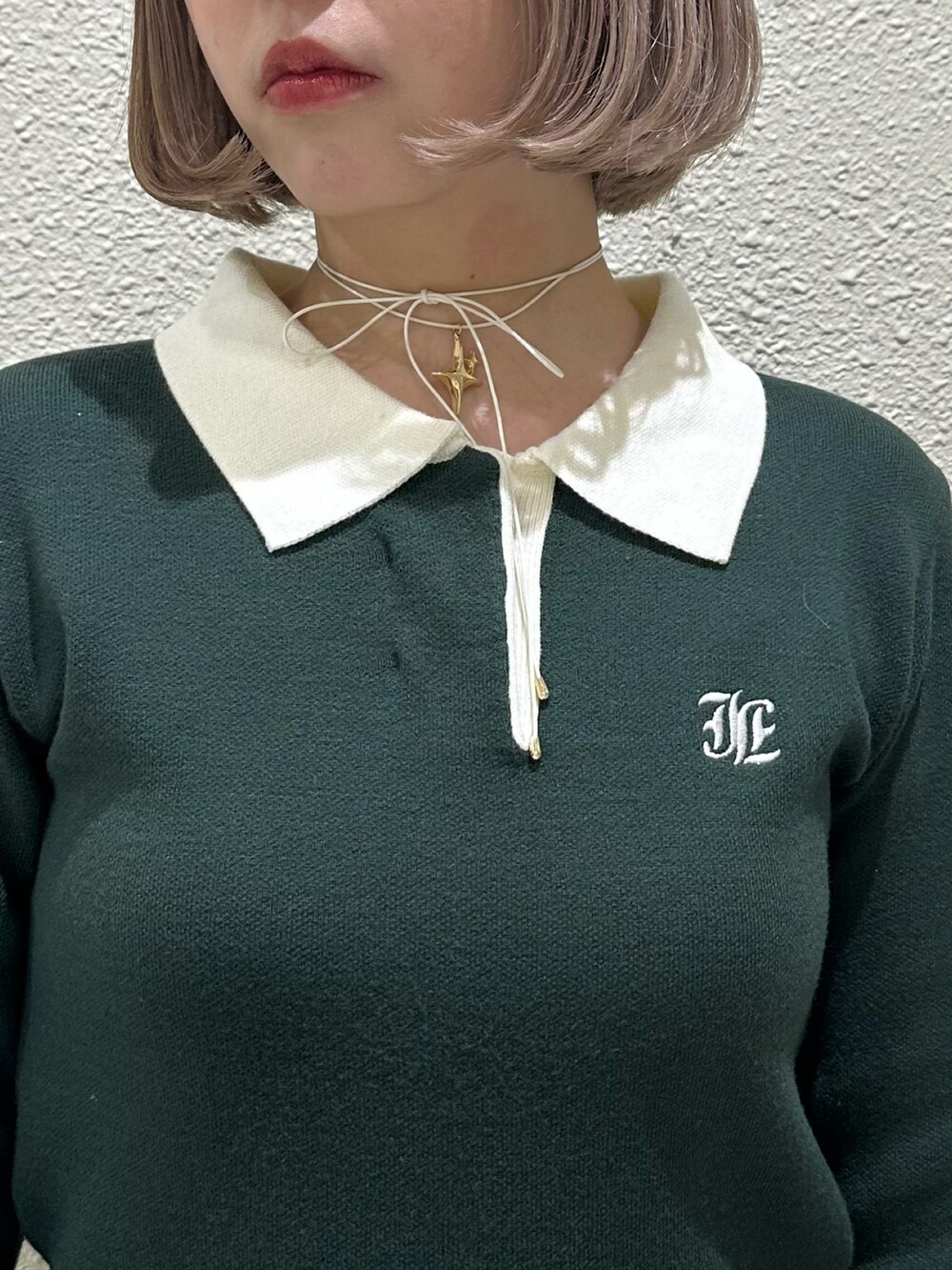 グリーン系のワンピース、ブラウン系のブーツ、ホワイト系のその他アウターを着用したレディースの秋コーディネートの9枚目の写真