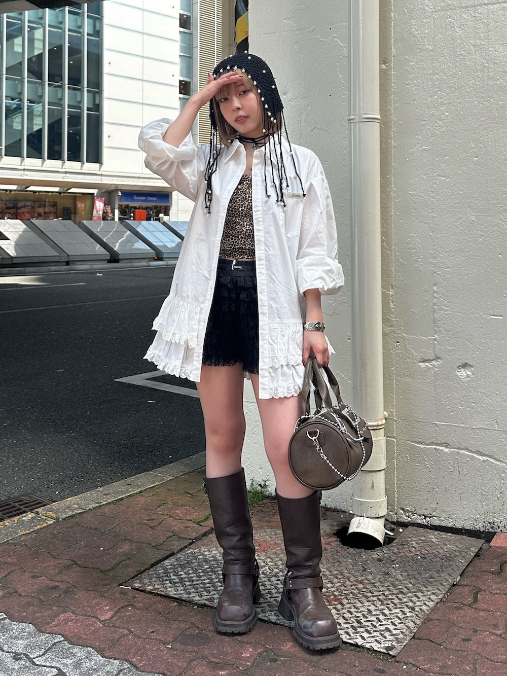 ブラック系のその他パンツ、ブラウン系のキャミソール、ホワイト系のシャツ/ブラウスを着用したレディースの春コーディネートの3枚目の写真