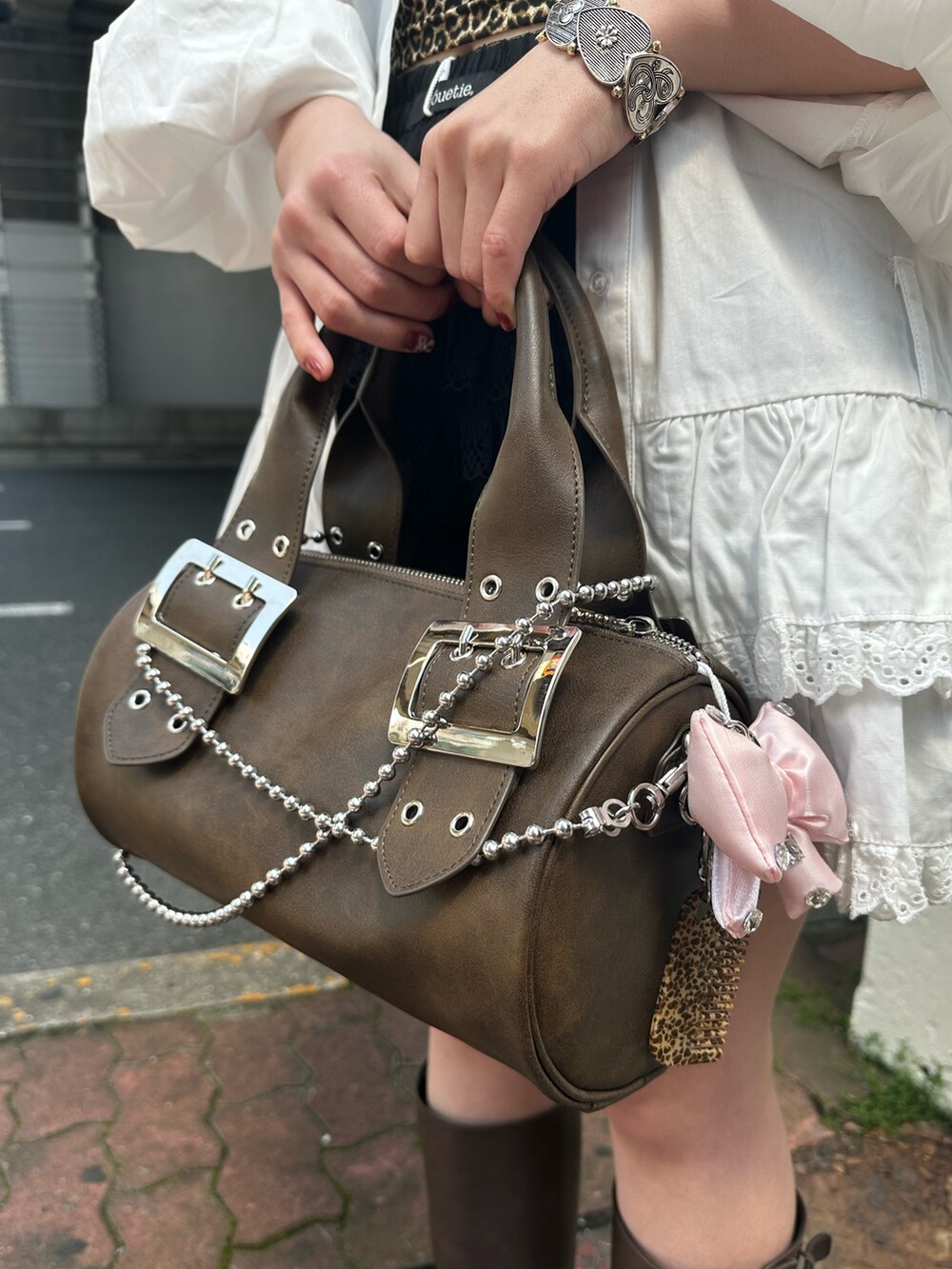 ブラック系のその他パンツ、ブラウン系のキャミソール、ホワイト系のシャツ/ブラウスを着用したレディースの春コーディネートの9枚目の写真