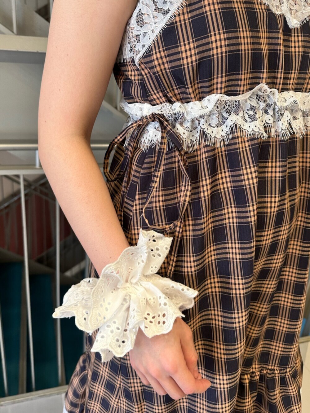 ブラウン系のブーツ、ブルー系のワンピース、ホワイト系のタンクトップを着用したレディースの夏コーディネートの7枚目の写真