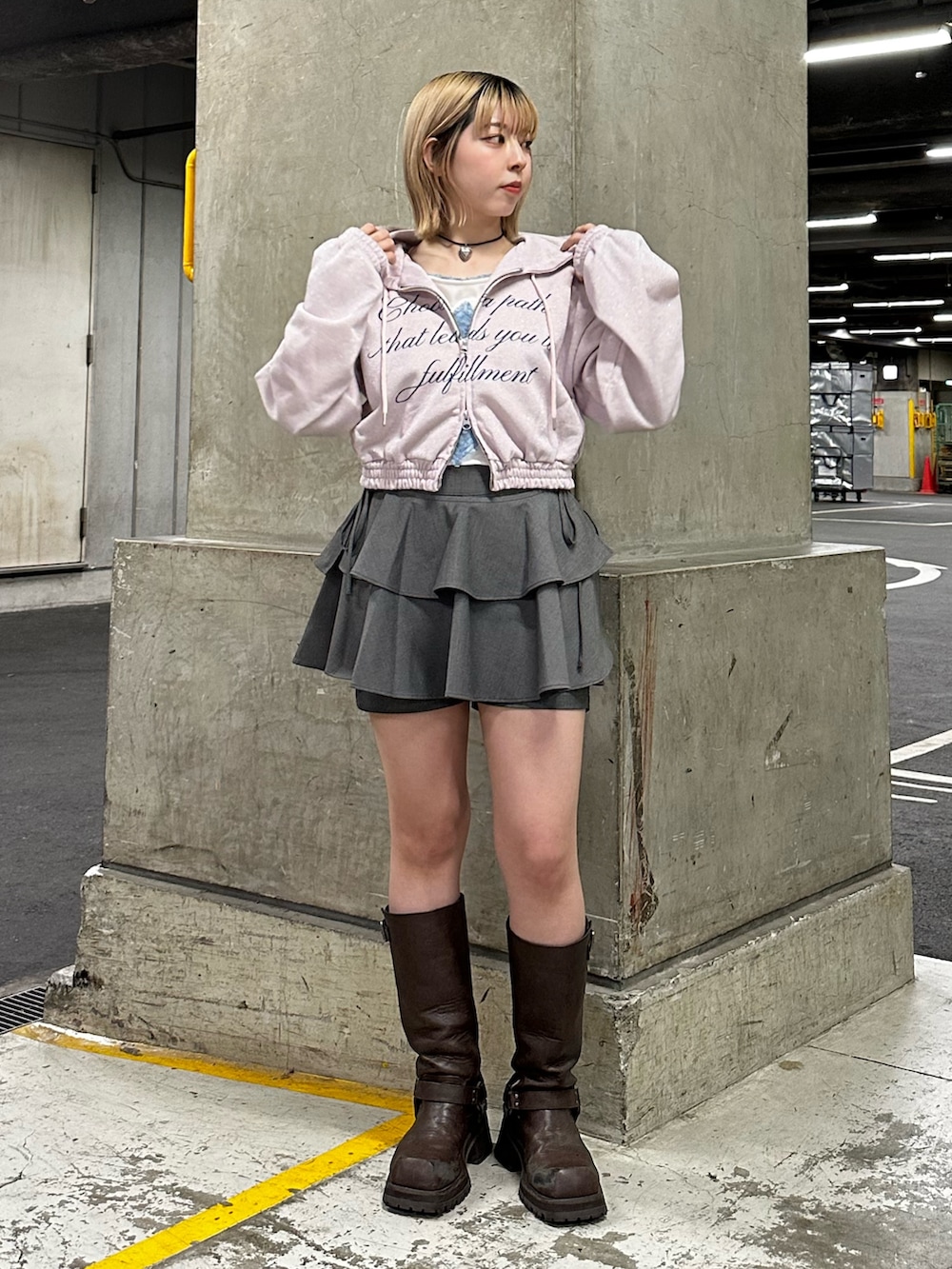 ホワイト系のTシャツ/カットソー、ピンク系のパーカー、グレー系のその他パンツを着用したレディースの春コーディネートの2枚目の写真