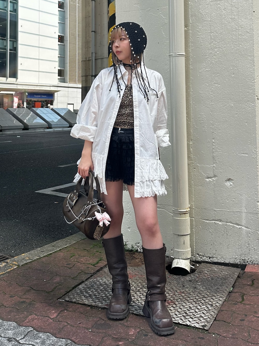 ブラック系のその他パンツ、ブラウン系のキャミソール、ホワイト系のシャツ/ブラウスを着用したレディースの春コーディネートの2枚目の写真