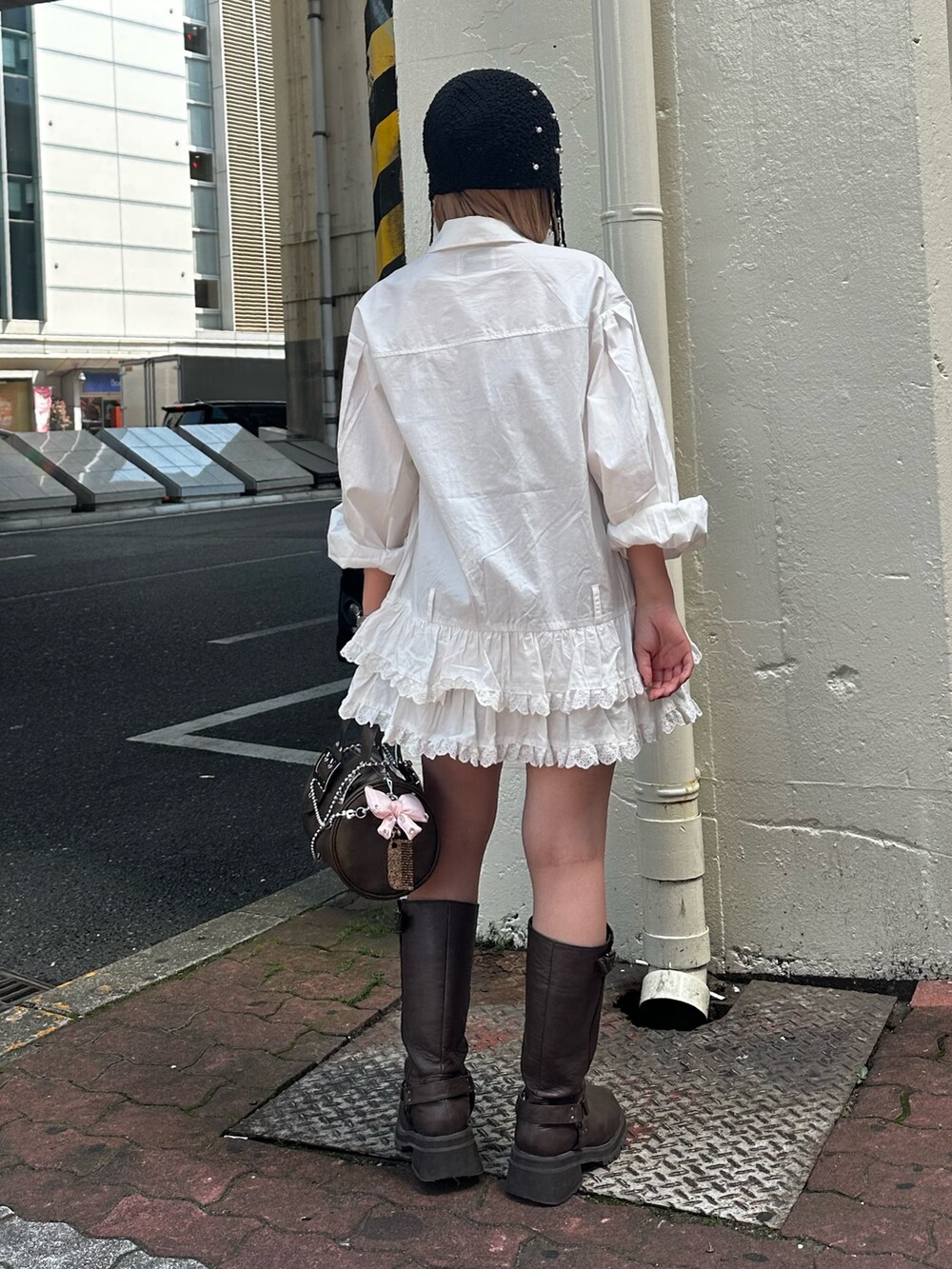 ブラック系のその他パンツ、ブラウン系のキャミソール、ホワイト系のシャツ/ブラウスを着用したレディースの春コーディネートの6枚目の写真