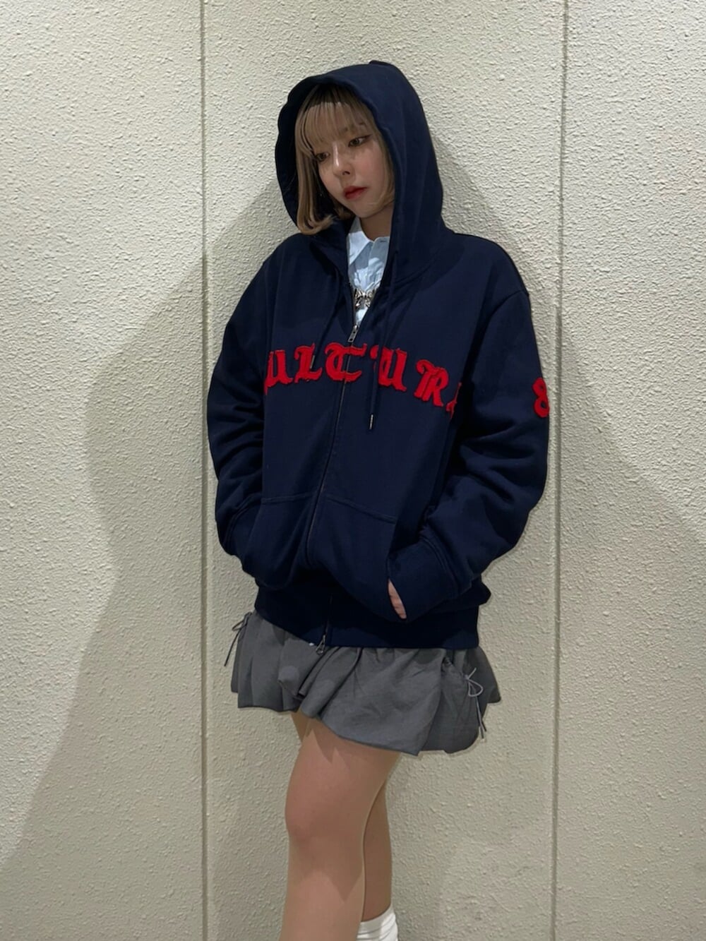 グレー系のスカート、ブルー系のシャツ/ブラウス、レッド系のローファーを着用したレディースの冬コーディネートの5枚目の写真