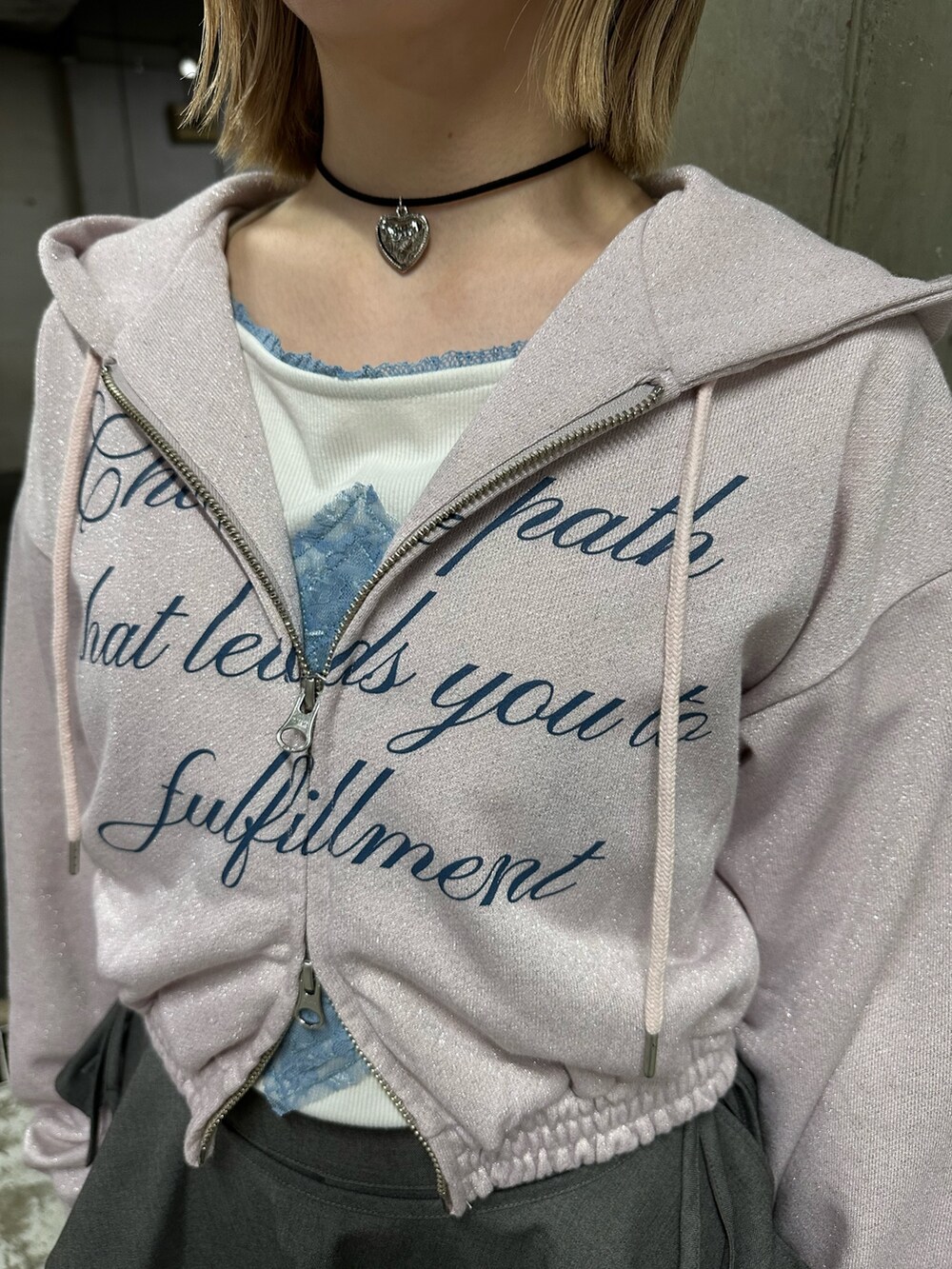 ホワイト系のTシャツ/カットソー、ピンク系のパーカー、グレー系のその他パンツを着用したレディースの春コーディネートの8枚目の写真