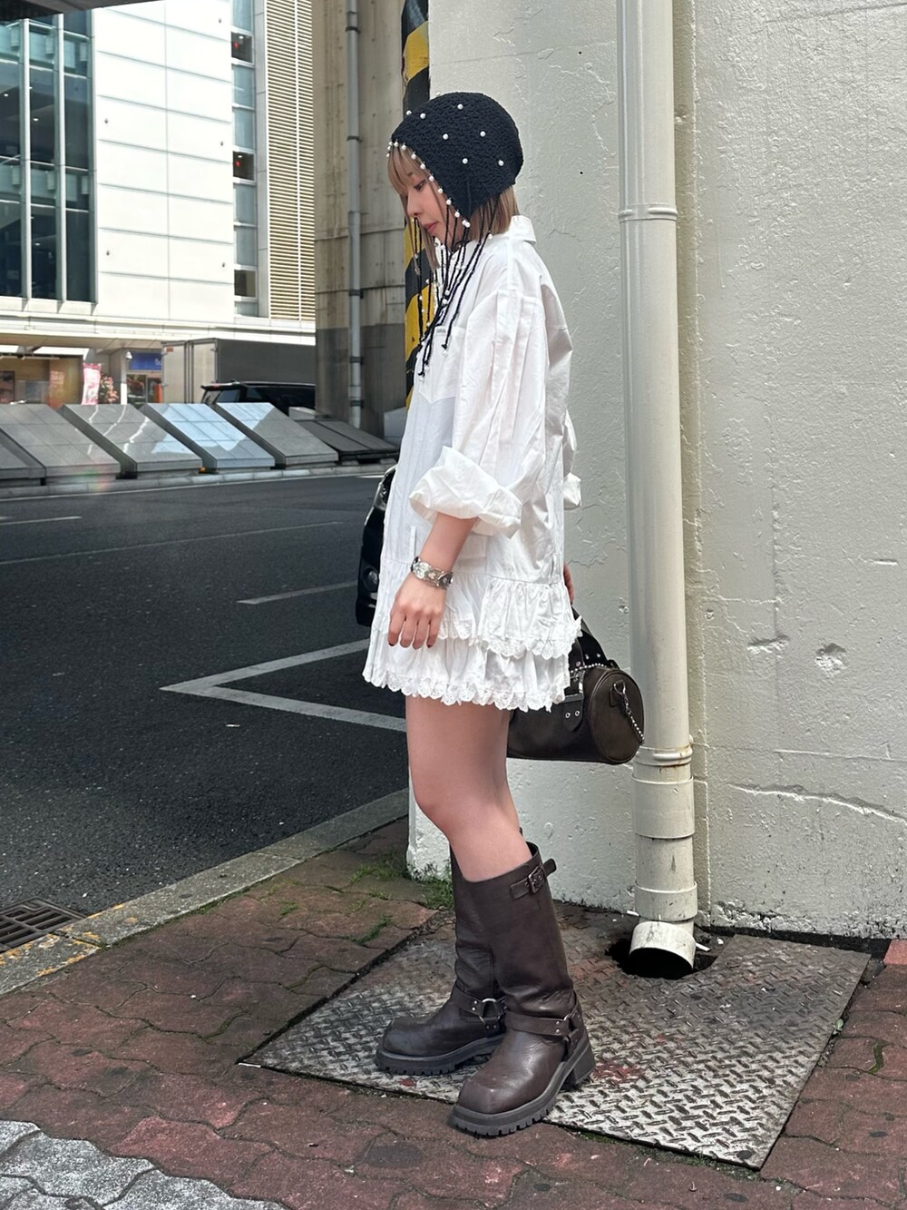 ブラック系のその他パンツ、ブラウン系のキャミソール、ホワイト系のシャツ/ブラウスを着用したレディースの春コーディネートの5枚目の写真