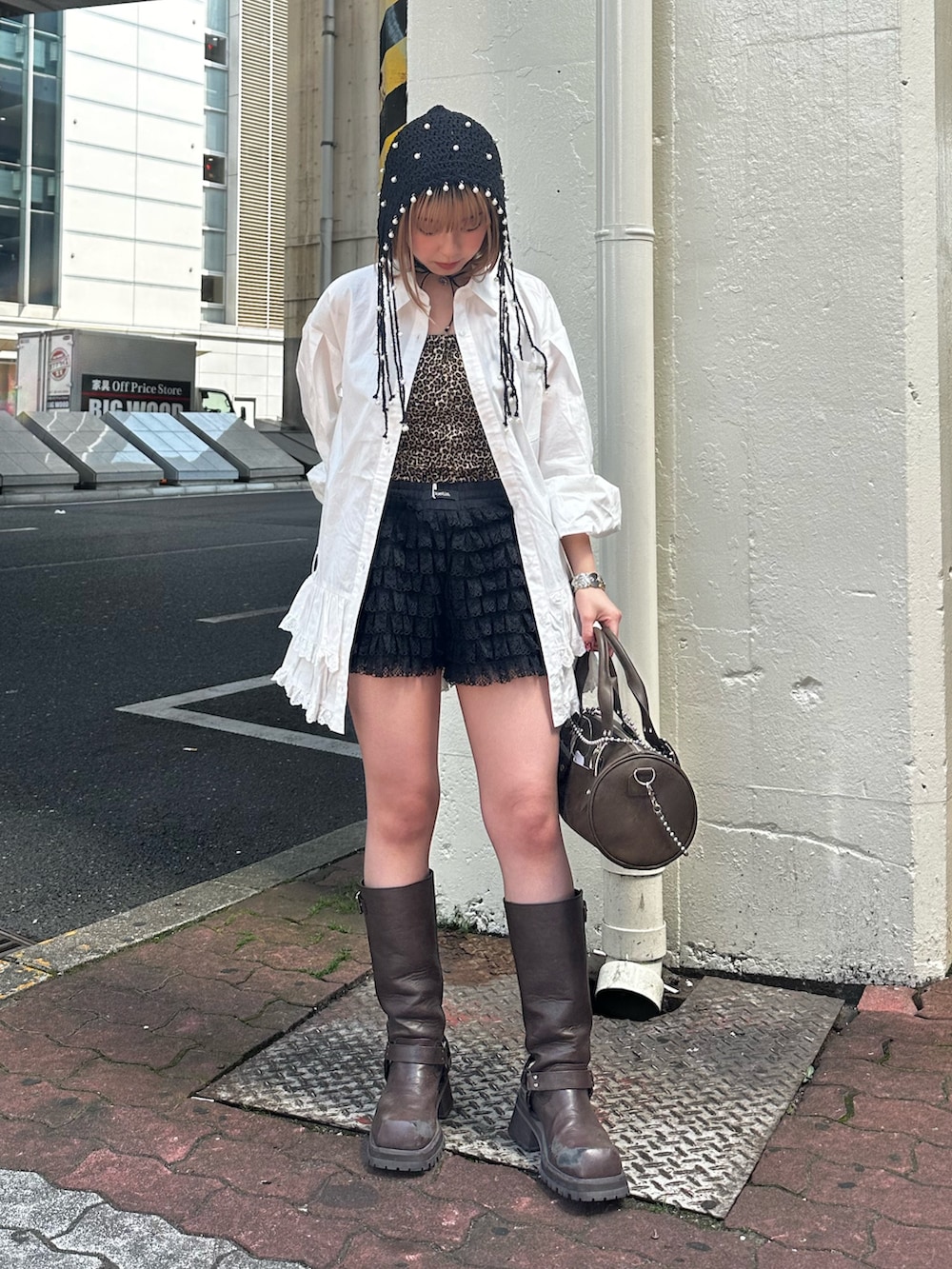 ブラック系のその他パンツ、ブラウン系のキャミソール、ホワイト系のシャツ/ブラウスを着用したレディースの春コーディネートの4枚目の写真