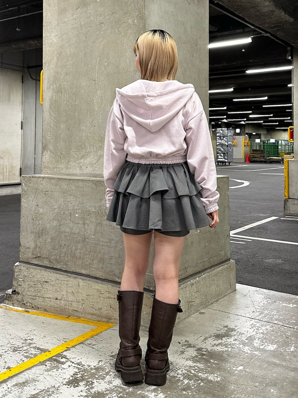 ホワイト系のTシャツ/カットソー、ピンク系のパーカー、グレー系のその他パンツを着用したレディースの春コーディネートの5枚目の写真