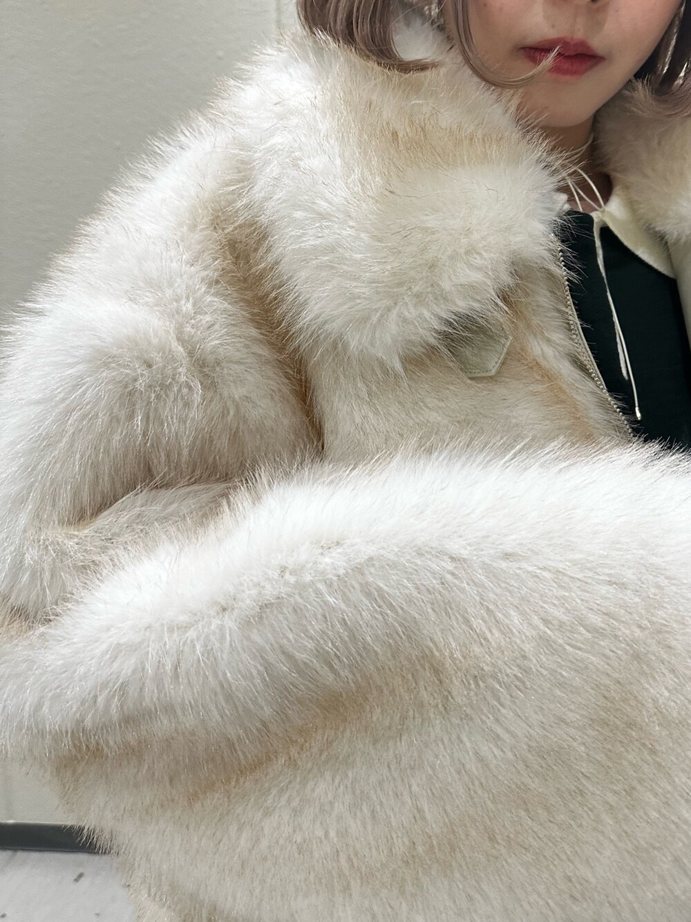 グリーン系のワンピース、ブラウン系のブーツ、ホワイト系のその他アウターを着用したレディースの秋コーディネートの10枚目の写真