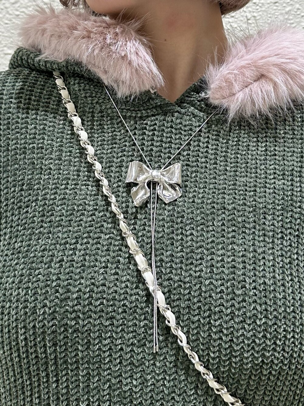 グリーン系のワンピース、ホワイト系のショルダーバッグ、ブラウン系のブーツを着用したレディースの秋コーディネートの10枚目の写真