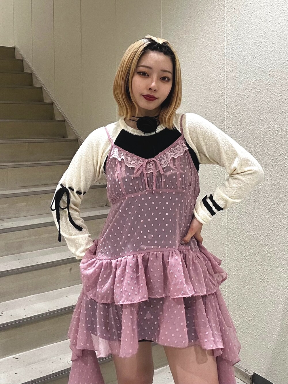 ブルー系のブーツ、ブラック系のスカート、ブラック系のニット/セーターを着用したレディースの夏コーディネートの6枚目の写真