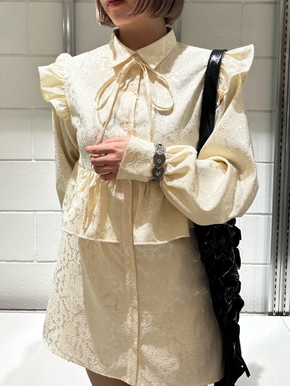 レッド系のドレスシューズ、ホワイト系のその他パンツ、ホワイト系のシャツ/ブラウスを着用したレディースの冬コーディネートの7枚目の写真