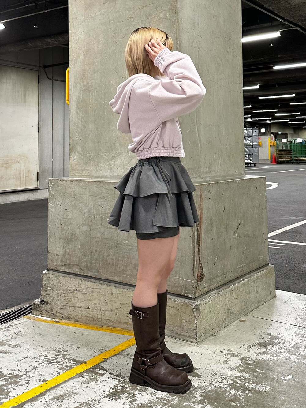 ホワイト系のTシャツ/カットソー、ピンク系のパーカー、グレー系のその他パンツを着用したレディースの春コーディネートの4枚目の写真