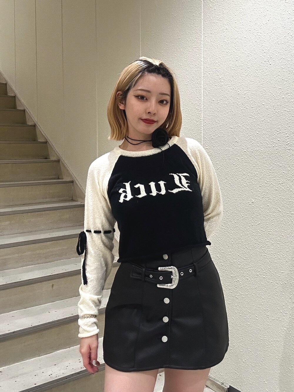 ブルー系のブーツ、ブラック系のスカート、ブラック系のニット/セーターを着用したレディースの夏コーディネートの7枚目の写真