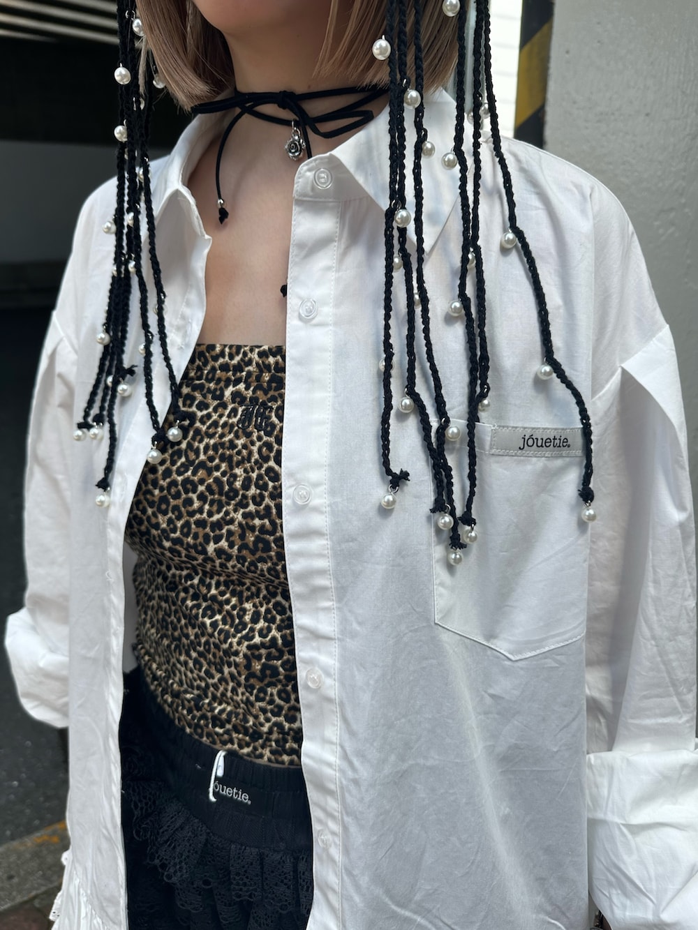 ブラック系のその他パンツ、ブラウン系のキャミソール、ホワイト系のシャツ/ブラウスを着用したレディースの春コーディネートの8枚目の写真