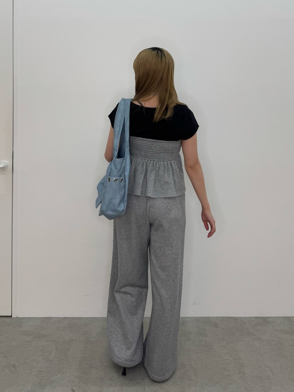 ブルー系のトートバッグ、グレー系のキャミソール、グレー系のその他パンツを着用したレディースの春コーディネートの5枚目の写真