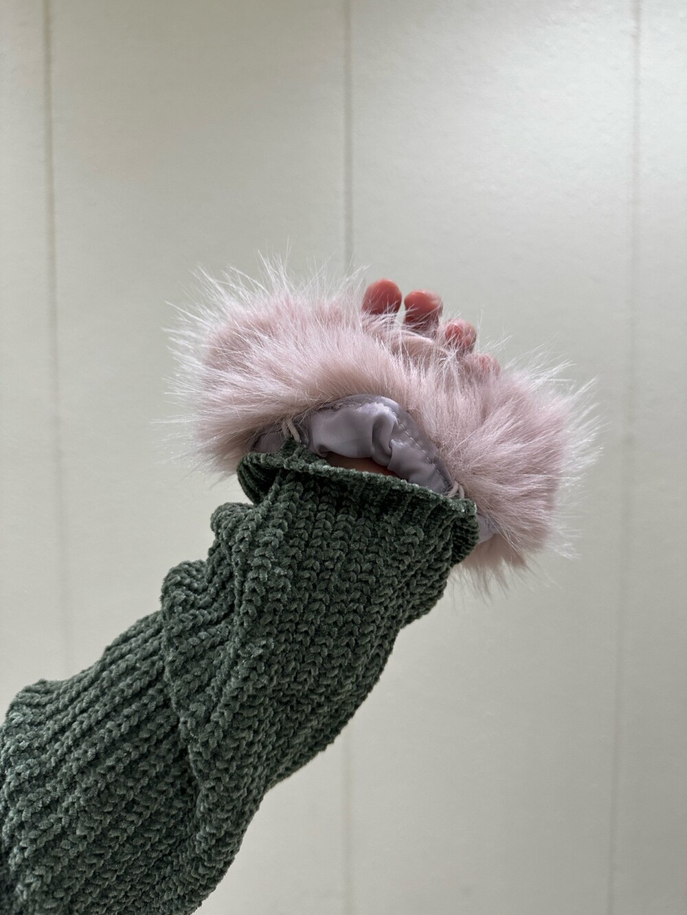 グリーン系のワンピース、ホワイト系のショルダーバッグ、ブラウン系のブーツを着用したレディースの秋コーディネートの6枚目の写真