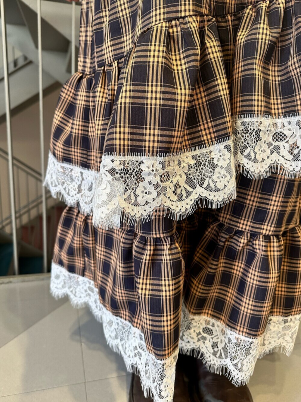 ブラウン系のブーツ、ブルー系のワンピース、ホワイト系のタンクトップを着用したレディースの夏コーディネートの8枚目の写真