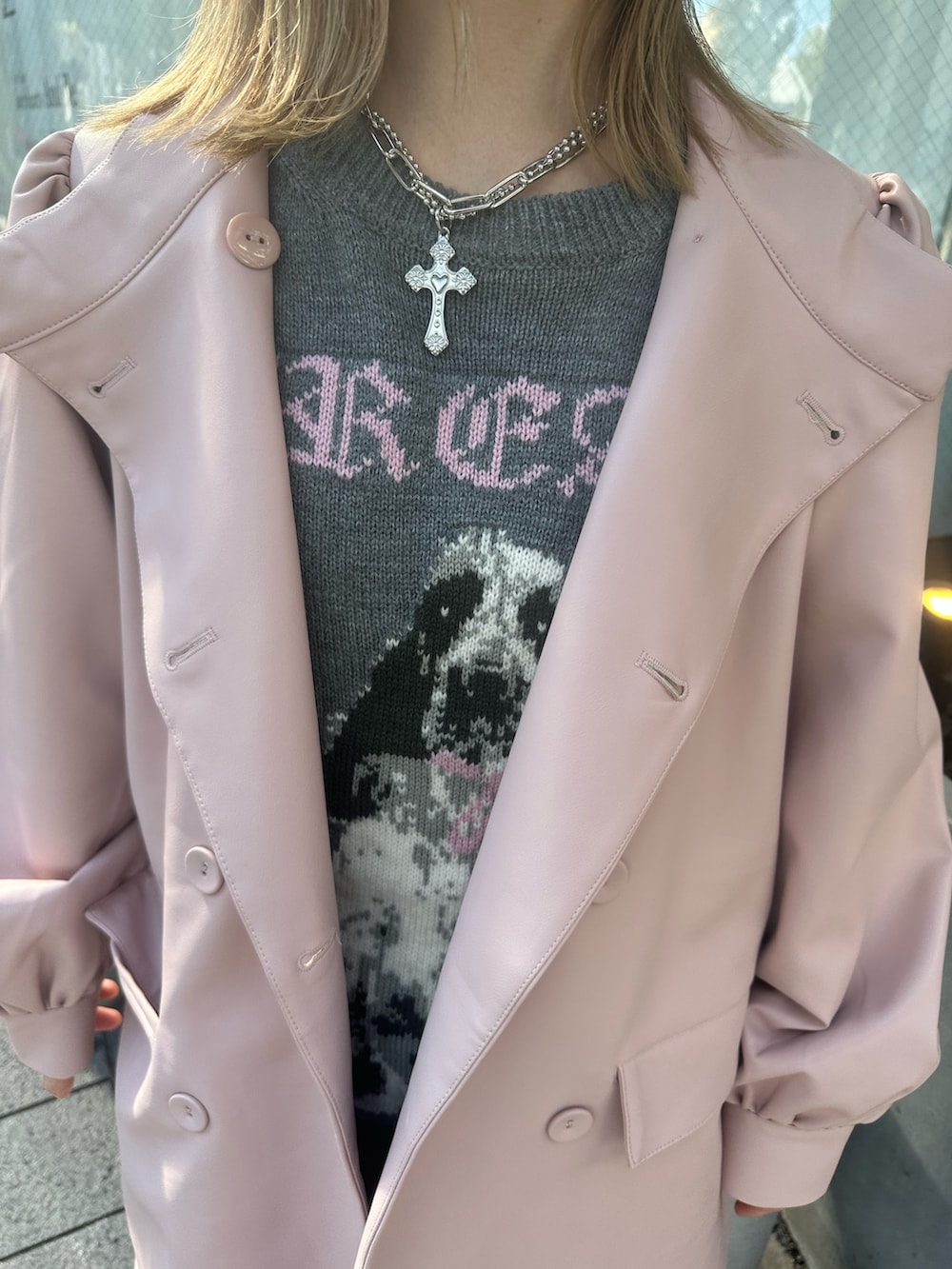 ピンク系のその他アウター、グレー系のニット/セーター、ブラック系のスカートを着用したレディースの冬コーディネートの9枚目の写真