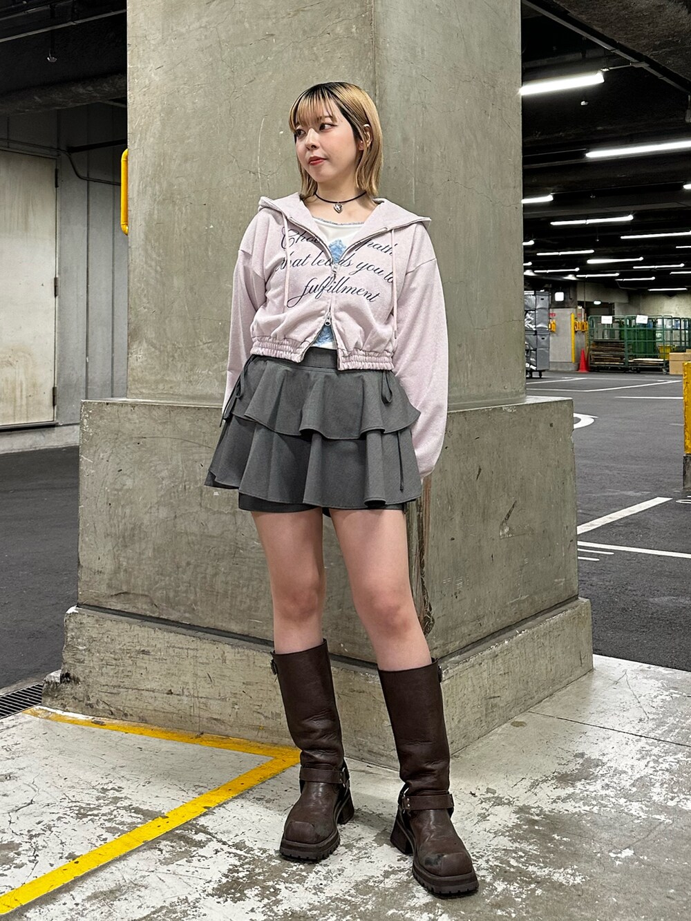 ホワイト系のTシャツ/カットソー、ピンク系のパーカー、グレー系のその他パンツを着用したレディースの春コーディネートの3枚目の写真