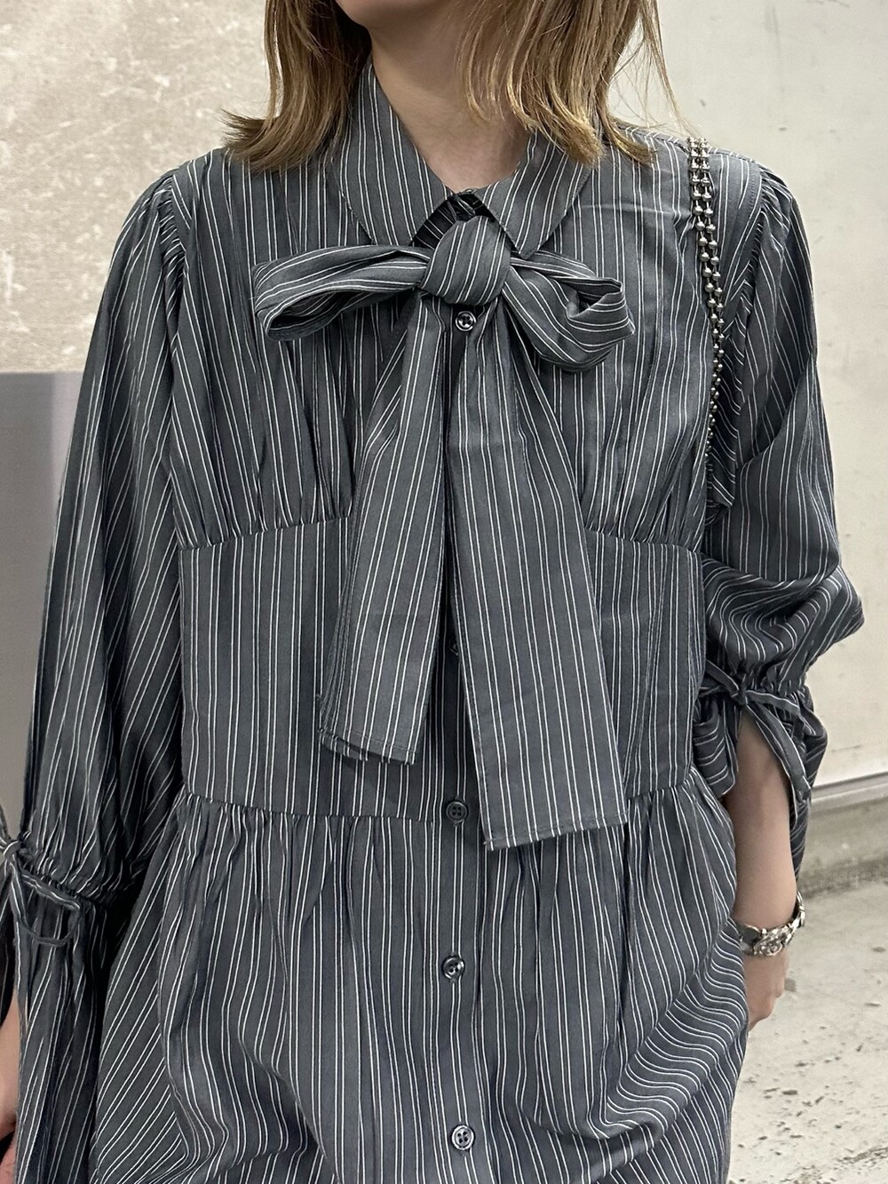 グレー系のシャツ/ブラウス、その他のトートバッグ、ブルー系のブーツを着用したレディースの夏コーディネートの10枚目の写真