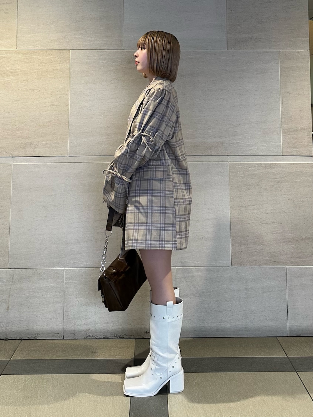 ベージュ系のテーラードジャケット、ベージュ系のスカート、ホワイト系のTシャツ/カットソーを着用したレディースの春コーディネートの4枚目の写真