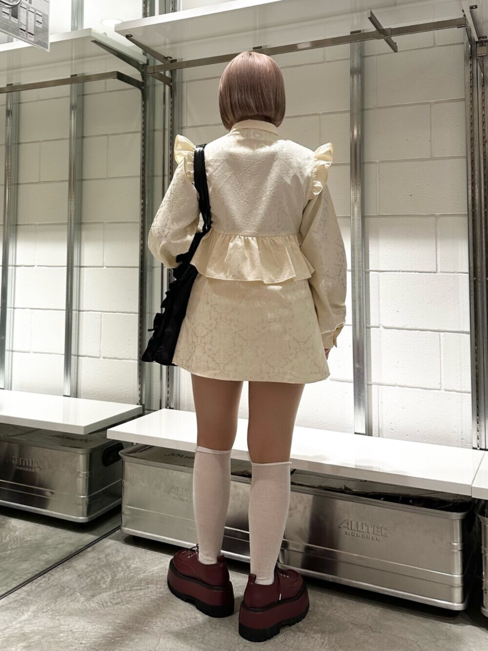 レッド系のドレスシューズ、ホワイト系のその他パンツ、ホワイト系のシャツ/ブラウスを着用したレディースの冬コーディネートの5枚目の写真