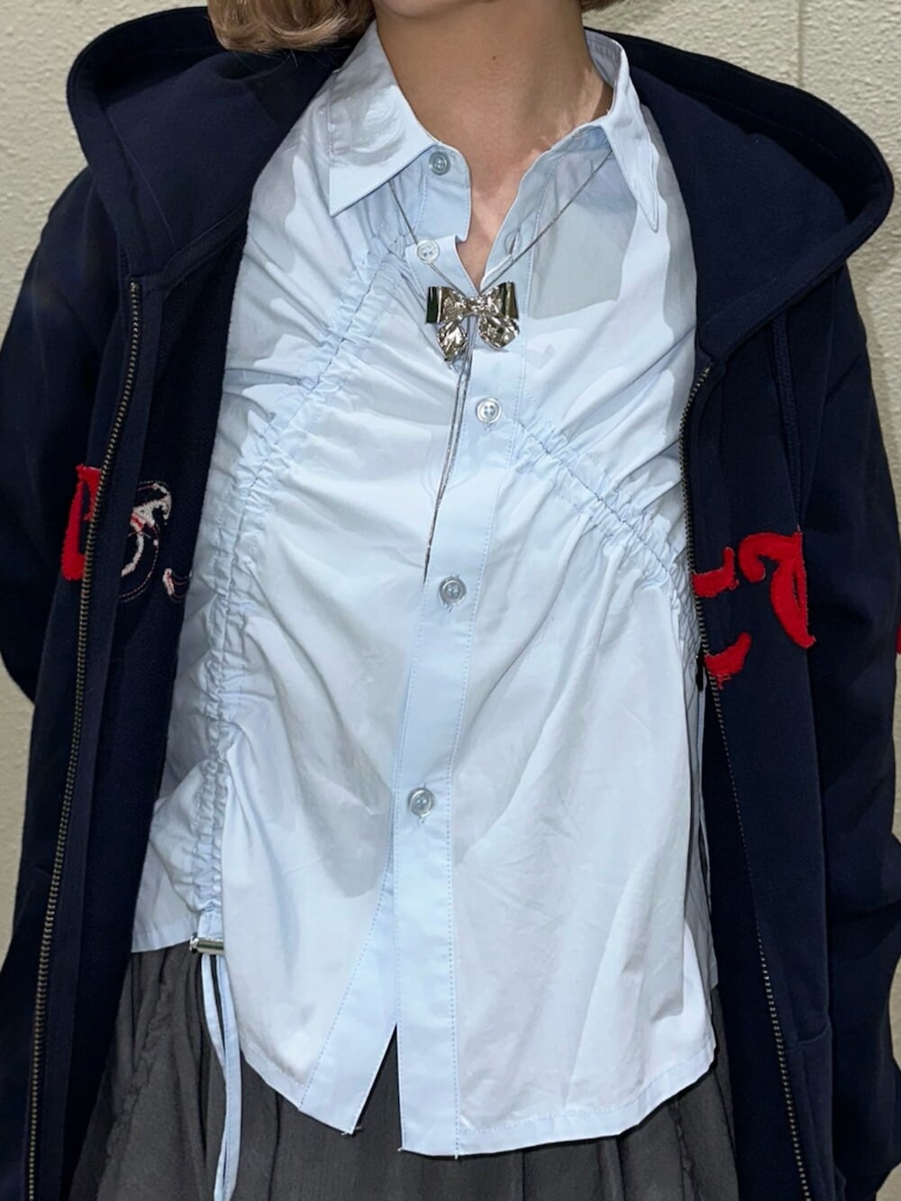 グレー系のスカート、ブルー系のシャツ/ブラウス、レッド系のローファーを着用したレディースの冬コーディネートの8枚目の写真