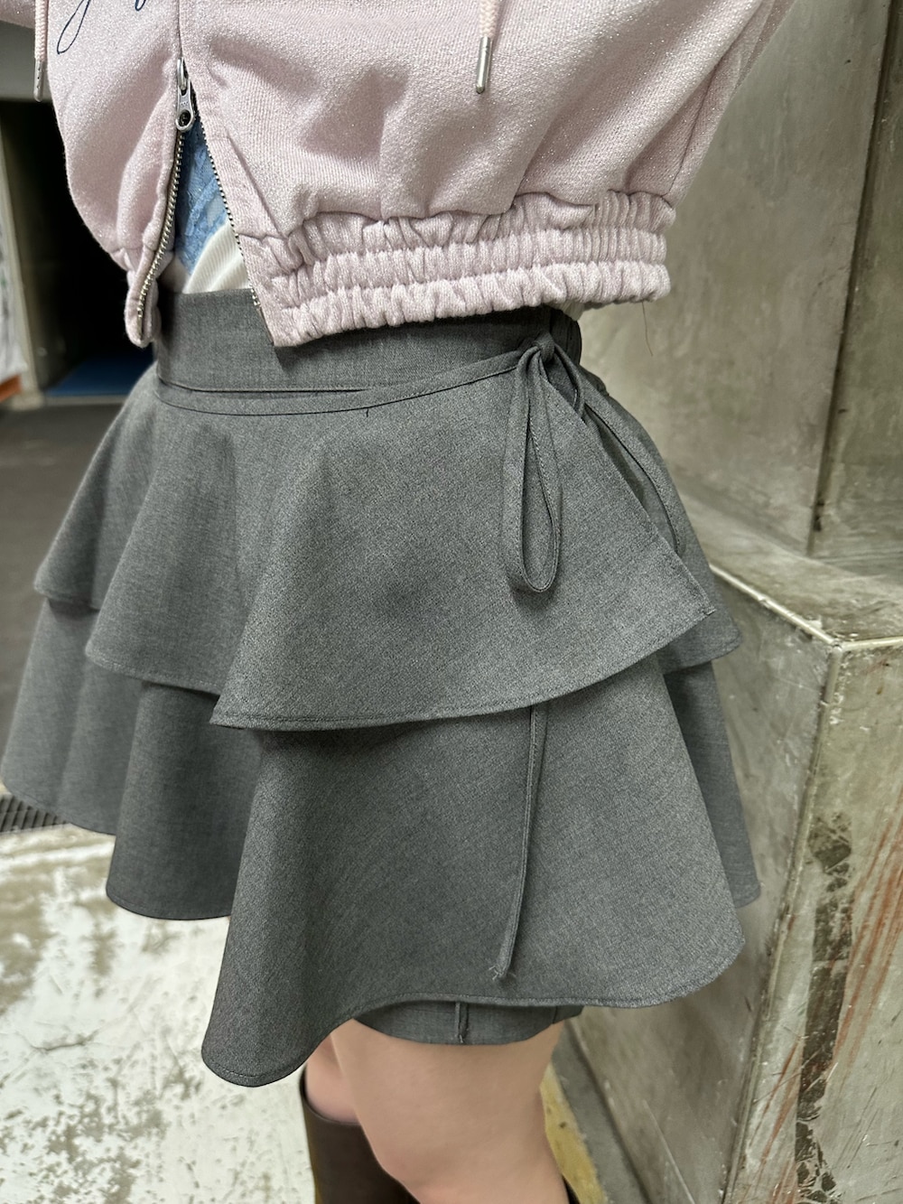 ホワイト系のTシャツ/カットソー、ピンク系のパーカー、グレー系のその他パンツを着用したレディースの春コーディネートの9枚目の写真