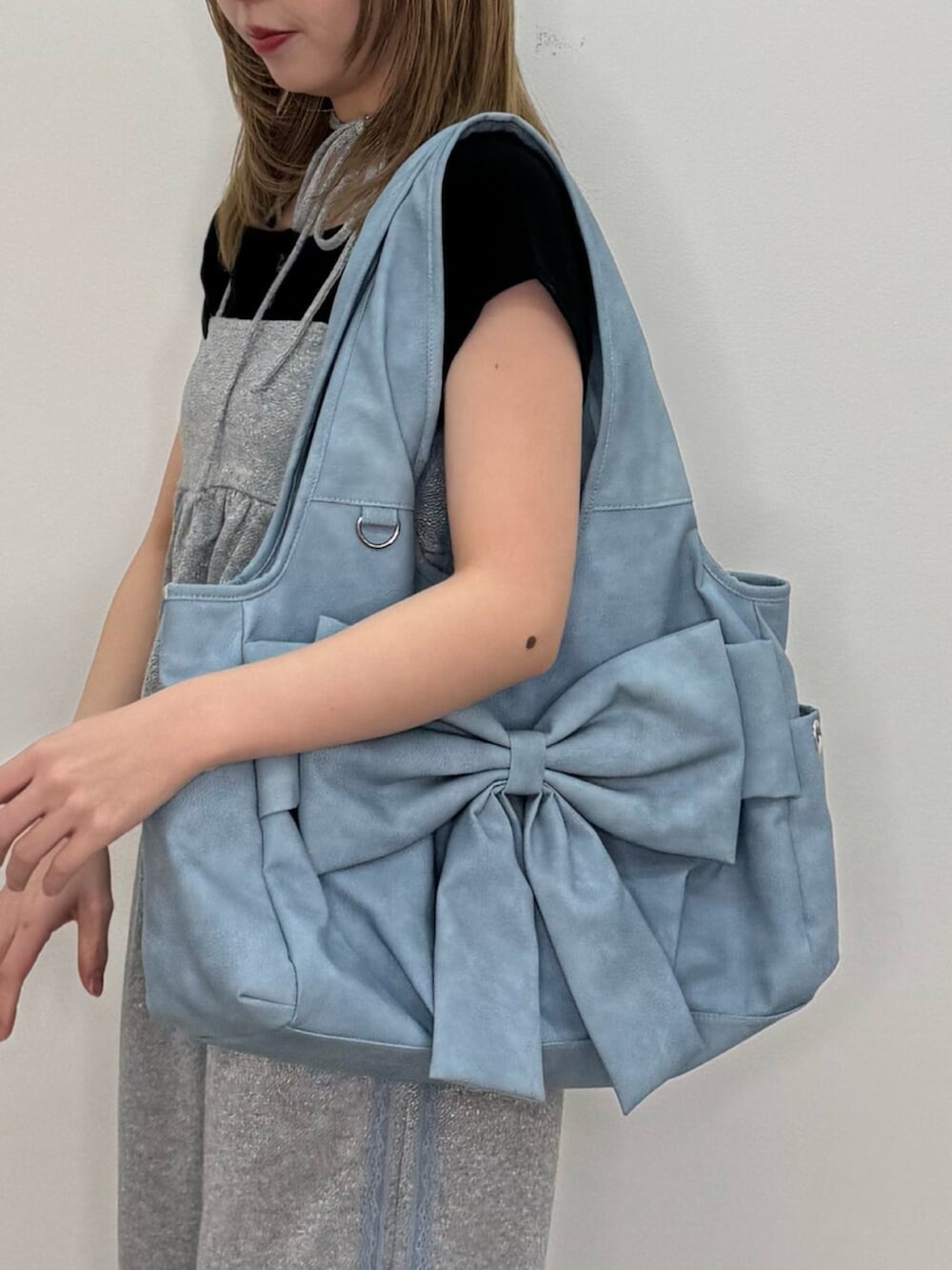 ブルー系のトートバッグ、グレー系のキャミソール、グレー系のその他パンツを着用したレディースの春コーディネートの8枚目の写真