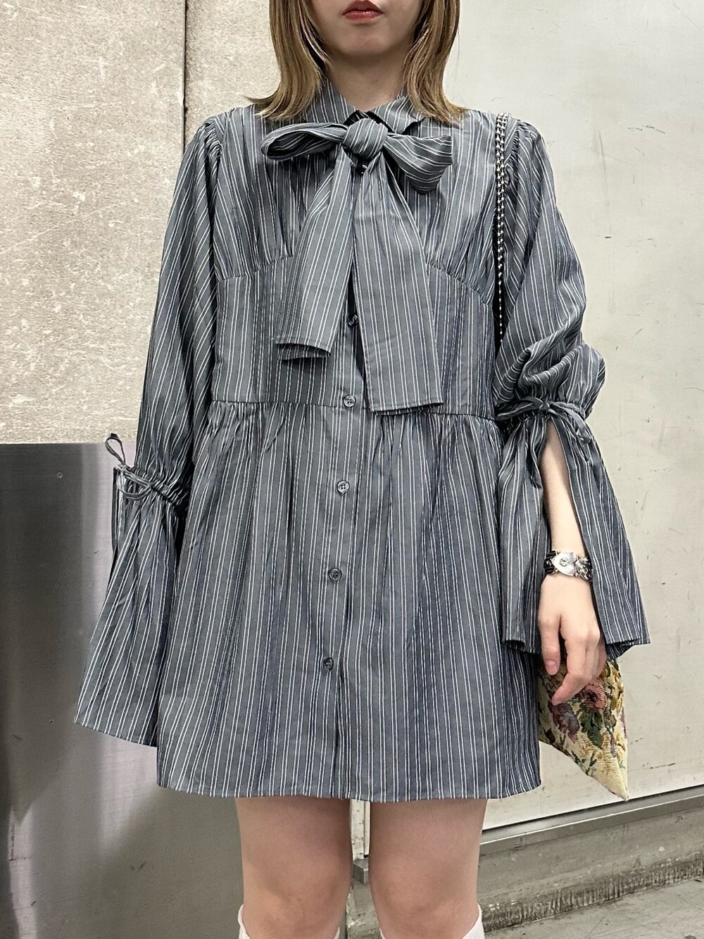 グレー系のシャツ/ブラウス、その他のトートバッグ、ブルー系のブーツを着用したレディースの夏コーディネートの7枚目の写真