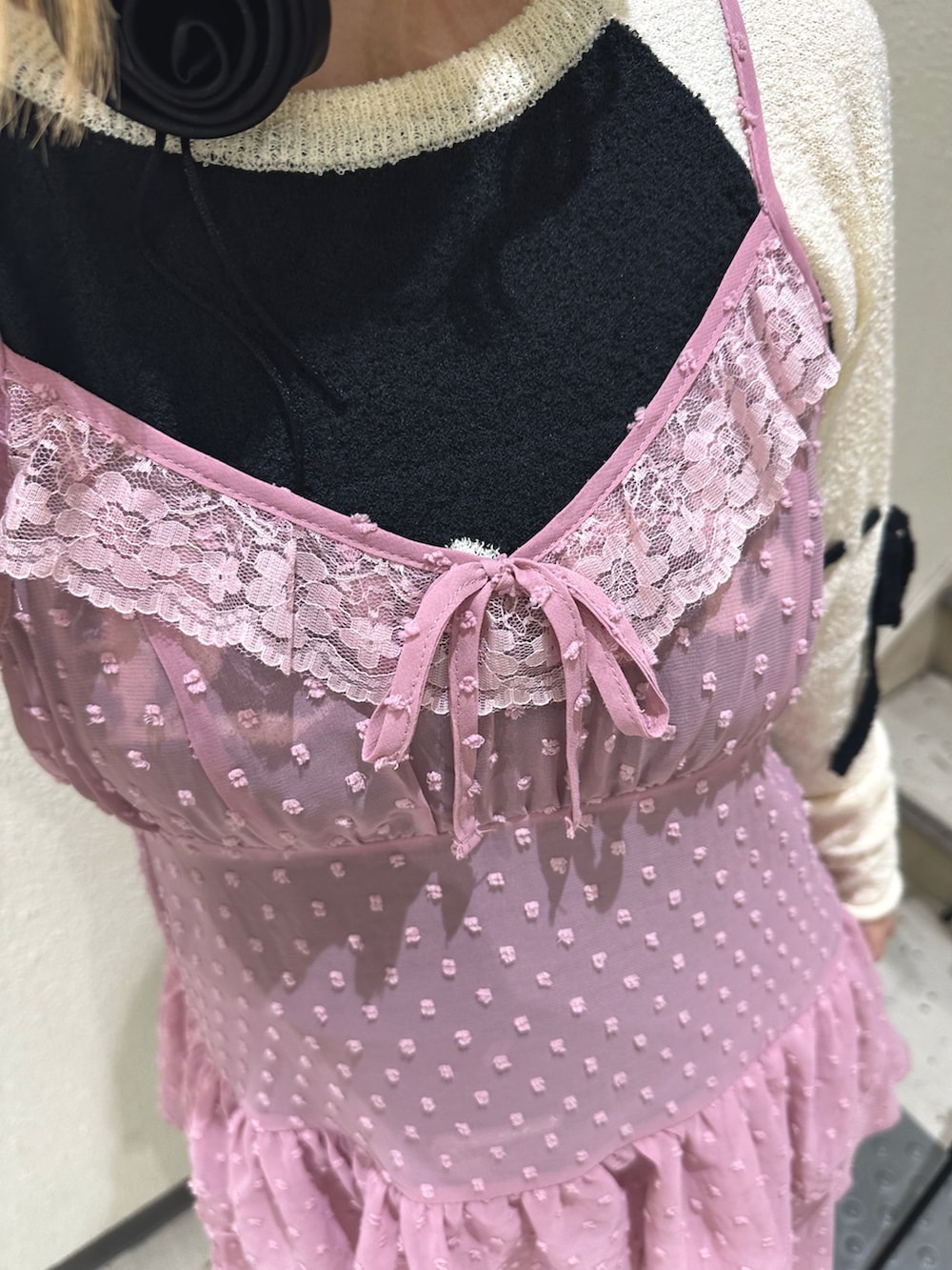 ブルー系のブーツ、ブラック系のスカート、ブラック系のニット/セーターを着用したレディースの夏コーディネートの9枚目の写真