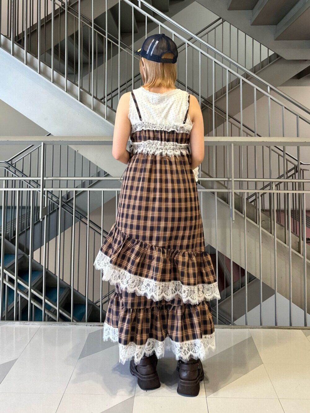 ブラウン系のブーツ、ブルー系のワンピース、ホワイト系のタンクトップを着用したレディースの夏コーディネートの3枚目の写真