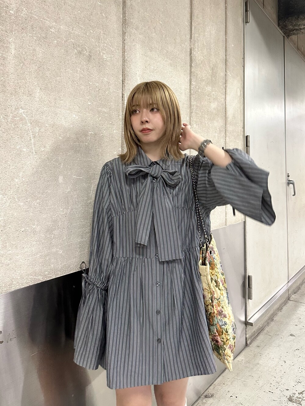 グレー系のシャツ/ブラウス、その他のトートバッグ、ブルー系のブーツを着用したレディースの夏コーディネートの6枚目の写真